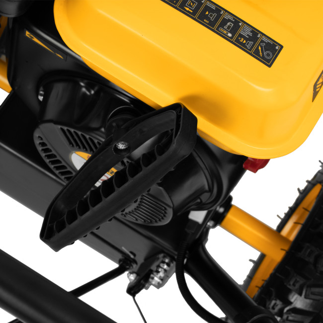 Бензиновая снегоуборочная машина SBM 610, 212 cc, ручной старт, фара Denzel в Казани