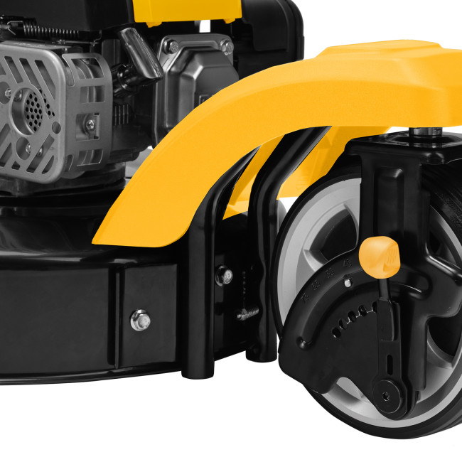 Бензиновая газонокосилка GLT-460SP-T, Trike 149 см3, 46 см, привод, панель, 60л Denzel в Казани Бензиновая газонокосилка GLT-460SP-T, Trike 149 см3, 46 см, привод, панель, 60л Denzel в Казани