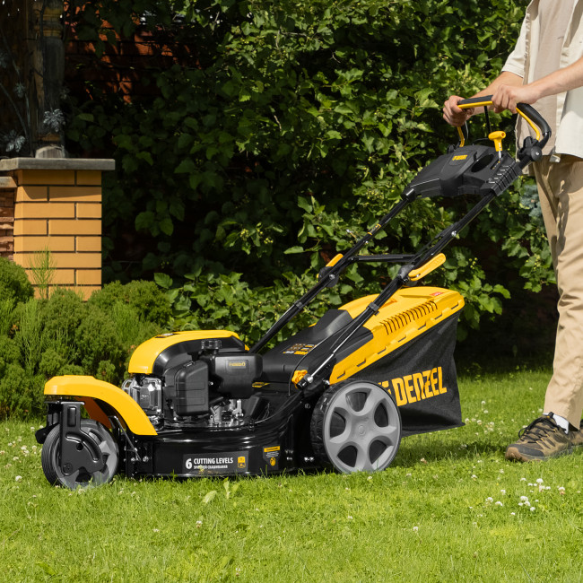 Бензиновая газонокосилка GLT-460SP-T, Trike 149 см3, 46 см, привод, панель, 60л Denzel в Казани Бензиновая газонокосилка GLT-460SP-T, Trike 149 см3, 46 см, привод, панель, 60л Denzel в Казани