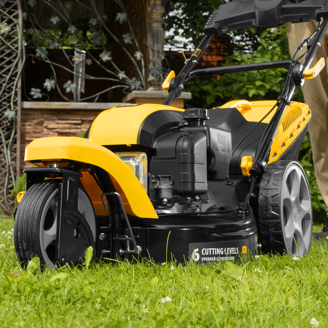 Бензиновая газонокосилка GLT-460SP-T, Trike 149 см3, 46 см, привод, панель, 60л Denzel в Казани Бензиновая газонокосилка GLT-460SP-T, Trike 149 см3, 46 см, привод, панель, 60л Denzel в Казани