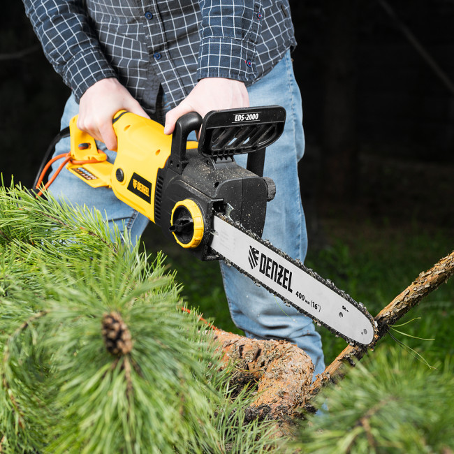 Пила цепная электрическая EDS-2000, 2 кВт,продольная, шина 40 см, шаг 3/8, паз 1.3 мм, 56 звеньев Denzel в Казани