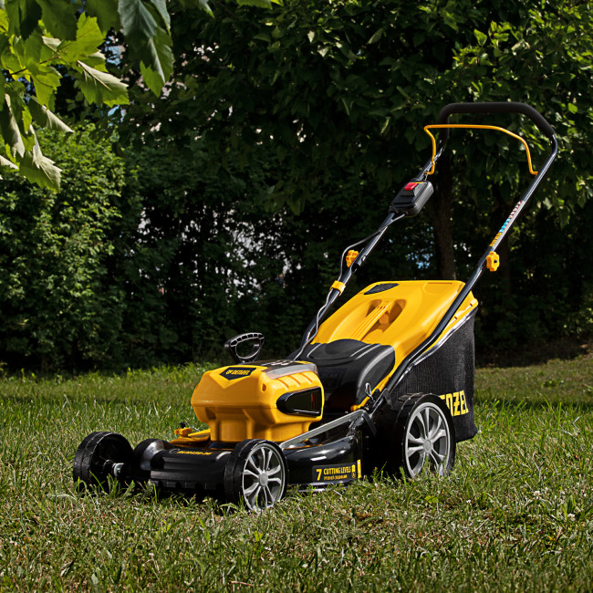 Газонокосилка аккумуляторная бесщеточная RLM450-36, Li-ion, 36 В, 4 Ач, 450 мм, травосборник 40 л Denzel в Казани