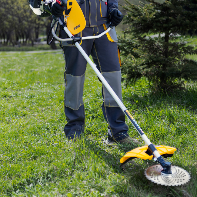 Триммер бензиновый DGT 330, 33 см3, 1.8 л. с, неразъемная штанга, состоит из 2 частей Denzel в Казани