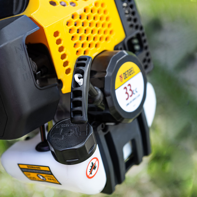 Триммер бензиновый DGT 330, 33 см3, 1.8 л. с, неразъемная штанга, состоит из 2 частей Denzel в Казани