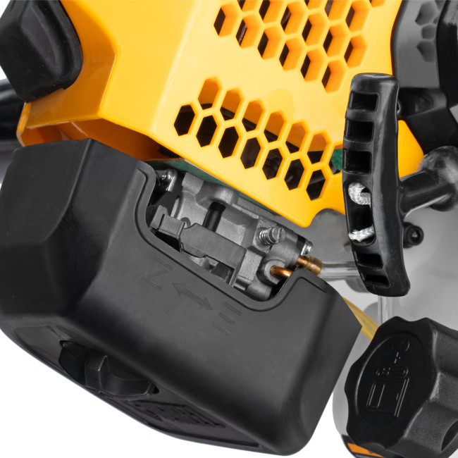 Триммер бензиновый DGT-52-PRO, анти-вибро, 52 см3, неразъем, состоит из 2 частей Denzel в Казани