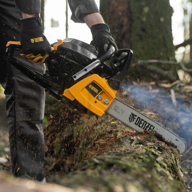 Пила цепная бензиновая DGS-4516, шина 40 см, 45 см3, 3 л.с, шаг 3/8, паз 1.3 мм, 57 звеньев Denzel в Казани