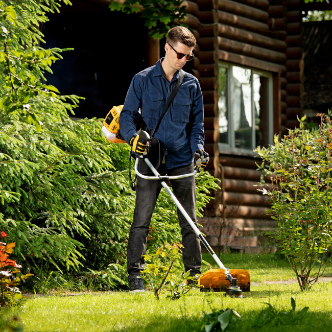 Триммер бензиновый DTL-43, 43 см3, неразъемная штанга, состоит из 2 частей Denzel в Казани